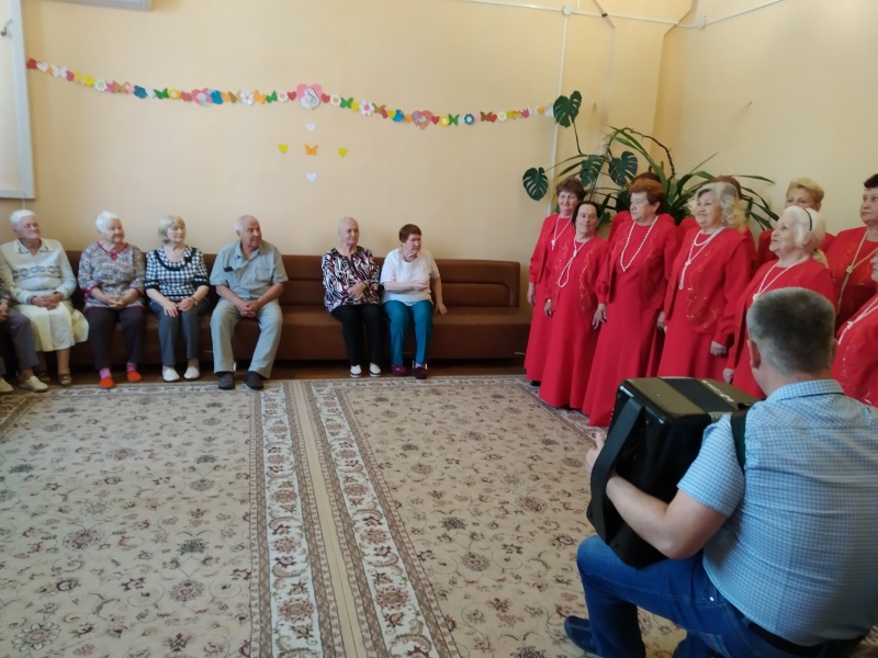 Выступление Дзержинского хора ветеранов