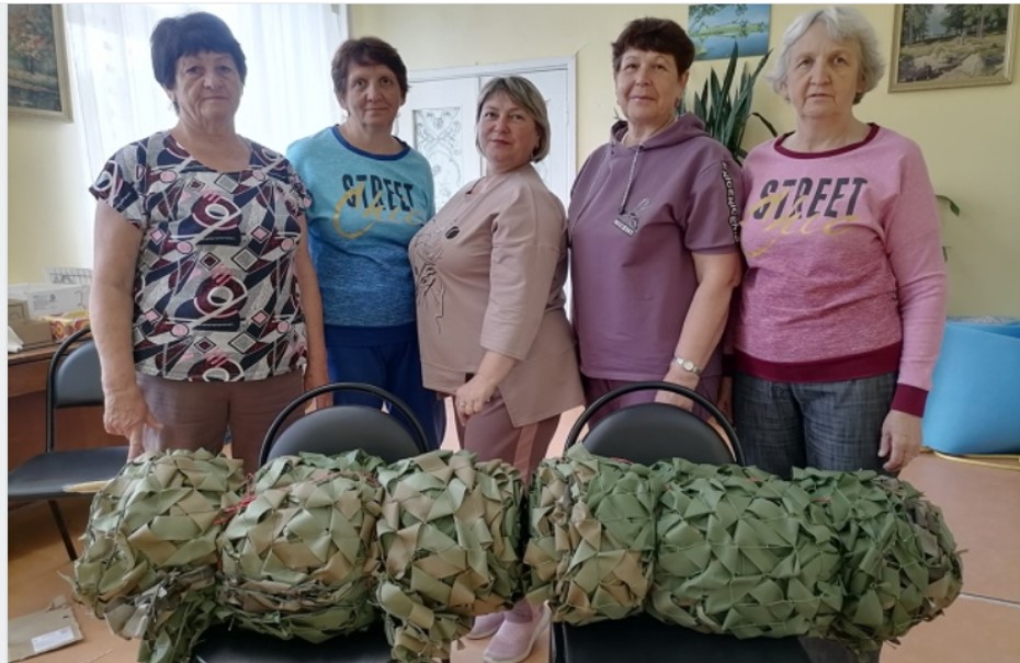 Любимым занятием для жителей с. Чернышиха стало плетение маскировочных сетей.