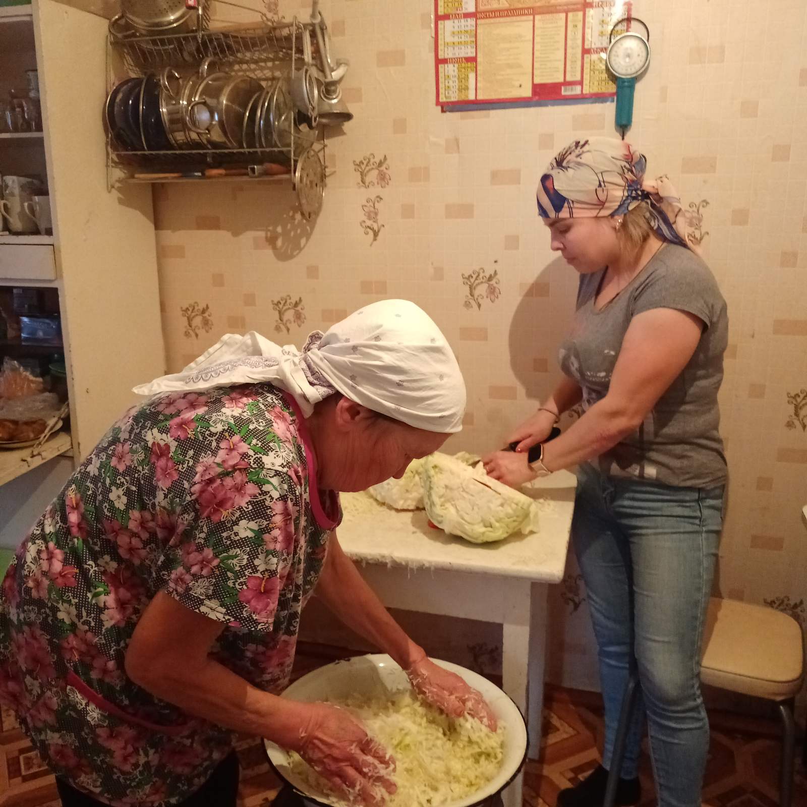 Вместе с получателями социальных услуг засолили капусту