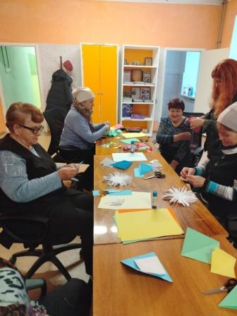 объёмные пушистые снежинки из бумаги